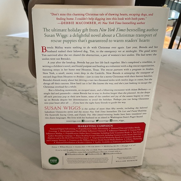 Susan Wiggs The Twelve Dogs of Christmas Soft cover Book Brand New - Picture 2 of 3